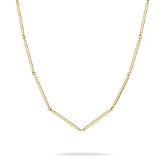 Die Tamaris Halskette - Modern Chain von Tamaris zeichnet sich durch schlanke, längliche Glieder aus, die gleichmäßig um die Kette herum angeordnet sind. So entsteht ein schicker, minimalistischer Damen Schmuck auf weißem Hintergrund.