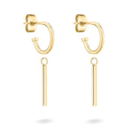 Die Tamaris Creole - Modern Chain Ohrringe von Tamaris bestehen aus goldenen Creolen mit vertikalen Balkenanhängern und verleihen jeder Schmucksammlung moderne Eleganz. Auf weißem Hintergrund abgebildet.