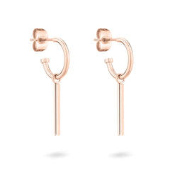 Tamaris Creole - Moderne Kettenohrringe aus Roségold von Tamaris mit vertikalen Balkenanhängern und einem minimalistischen Design auf weißem Hintergrund.