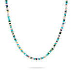 Die Tamaris Halskette - All About Beads von Tamaris zeichnet sich durch kleine, runde, mehrfarbige Perlen und bunte Steine aus, die in einem durchgehenden Strang angeordnet sind.