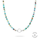 Die Tamaris Halskette - All About Beads von Tamaris ist mit bunten Perlen und einem silbernen Kreisverschluss versehen. Die Halskette ist auf weißem Hintergrund mit einem kleinen Logo abgebildet und eignet sich perfekt für einen verspielten Touch oder zur Kombination mit Ihrem Lieblings-Charms-Anhänger.