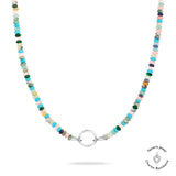 Die Tamaris Halskette - All About Beads von Tamaris ist mit bunten Perlen und einem silbernen Kreisverschluss versehen. Die Halskette ist auf weißem Hintergrund mit einem kleinen Logo abgebildet und eignet sich perfekt für einen verspielten Touch oder zur Kombination mit Ihrem Lieblings-Charms-Anhänger.