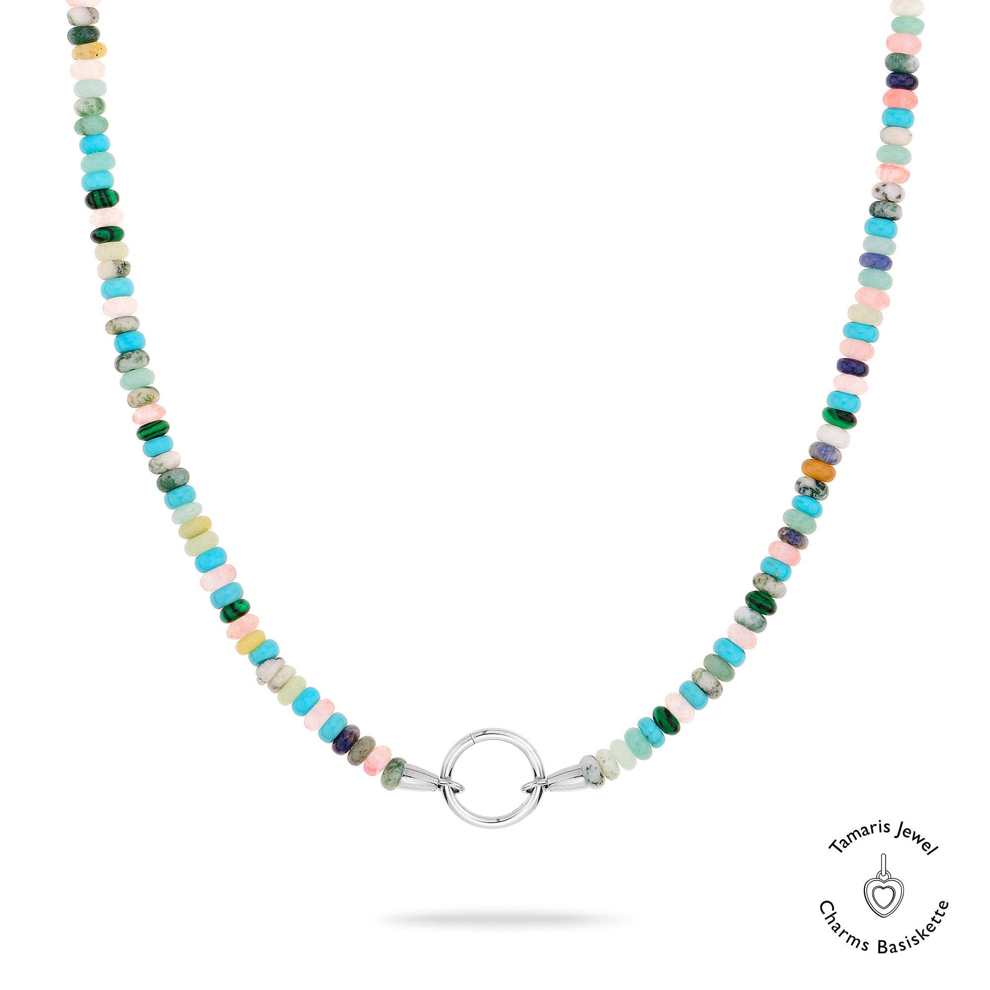 Die Tamaris Halskette - All About Beads von Tamaris ist mit bunten Perlen und einem silbernen Kreisverschluss versehen. Die Halskette ist auf weißem Hintergrund mit einem kleinen Logo abgebildet und eignet sich perfekt für einen verspielten Touch oder zur Kombination mit Ihrem Lieblings-Charms-Anhänger.