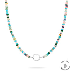 Die Tamaris Halskette - All About Beads von Tamaris ist mit bunten Perlen und einem silbernen Kreisverschluss versehen. Die Halskette ist auf weißem Hintergrund mit einem kleinen Logo abgebildet und eignet sich perfekt für einen verspielten Touch oder zur Kombination mit Ihrem Lieblings-Charms-Anhänger.