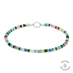Die Tamaris Fußkette - All About Beads von Tamaris besteht aus bunten Perlen und einer silbernen Schließe, die in einem Kreis auf weißem Hintergrund angeordnet sind.