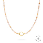 Die Tamaris Halskette - All About Beads besteht aus pastellfarbenen, quadratischen Perlen, Anhängern und einer goldenen, runden Schließe der Marke Tamaris auf weißem Hintergrund.