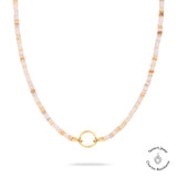 Die Tamaris Halskette - All About Beads besteht aus pastellfarbenen, quadratischen Perlen, Anhängern und einer goldenen, runden Schließe der Marke Tamaris auf weißem Hintergrund.