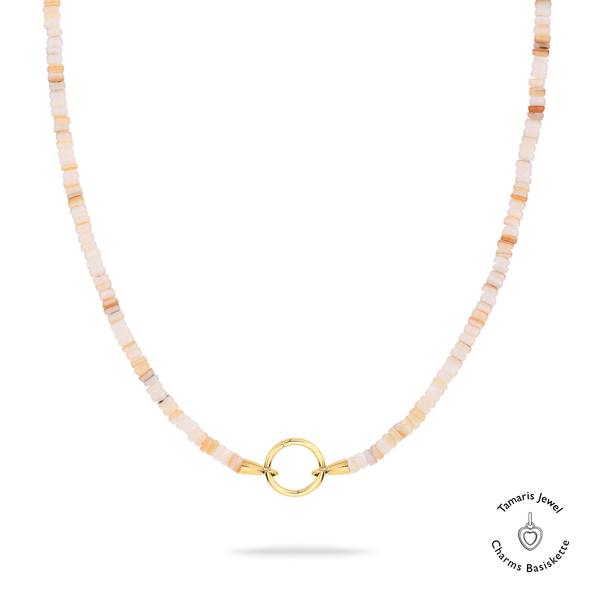 Die Tamaris Halskette - All About Beads besteht aus pastellfarbenen, quadratischen Perlen, Anhängern und einer goldenen, runden Schließe der Marke Tamaris auf weißem Hintergrund.