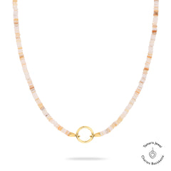 Die Tamaris Halskette - All About Beads besteht aus pastellfarbenen, quadratischen Perlen, Anhängern und einer goldenen, runden Schließe der Marke Tamaris auf weißem Hintergrund.