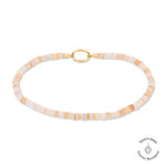 Beige- und pfirsichfarbene Muschelperlenkette mit goldenem Verschluss, abgebildet auf weißem Hintergrund - passend zur Tamaris Fußkette - All About Beads oder Ihrem Lieblings-Charms-Anhänger.