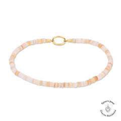 Beige- und pfirsichfarbene Muschelperlenkette mit goldenem Verschluss, abgebildet auf weißem Hintergrund - passend zur Tamaris Fußkette - All About Beads oder Ihrem Lieblings-Charms-Anhänger.