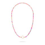 Die Tamaris Halskette - All About Beads besticht durch bunte Perlen und eine kreisförmige goldene Schließe, die auf weißem Hintergrund abgebildet ist.