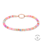 Das Tamaris Armband - All About Beads von Tamaris zeigt pastellfarbene Perlen und einen roségoldenen Verschluss auf weißem Hintergrund.