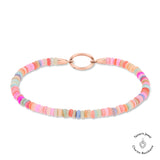Das Tamaris Armband - All About Beads von Tamaris zeigt pastellfarbene Perlen und einen roségoldenen Verschluss auf weißem Hintergrund.