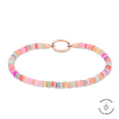 Das Tamaris Armband - All About Beads von Tamaris zeigt pastellfarbene Perlen und einen roségoldenen Verschluss auf weißem Hintergrund.