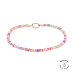 Die Tamaris Fußkette - All About Beads von Tamaris zeigt bunte, runde, pastellfarbene Perlen, bunte Steine und einen goldenen Verschluss auf weißem Hintergrund.