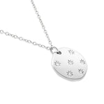 Tamaris Halskette - Little Twinkle: Silberne Damenkette mit rundem Anhänger, sechs sternförmigen Gravuren und funkelnden Zirkoniasteinen - von Tamaris.