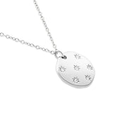 Tamaris Halskette - Little Twinkle: Silberne Damenkette mit rundem Anhänger, sechs sternförmigen Gravuren und funkelnden Zirkoniasteinen - von Tamaris.