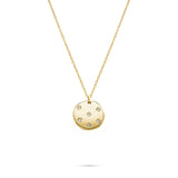 Die Tamaris Halskette - Little Twinkle von Tamaris besteht aus einer goldenen Halskette mit einem runden Anhänger, der mit kleinen Sternen und funkelnden Zirkoniasteinen verziert ist.