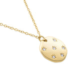Die Tamaris Halskette - Little Twinkle von Tamaris verfügt über einen goldenen Anhänger mit sechs kleinen Diamanten in sternförmiger Gravur und einen zarten Plättchenanhänger für zusätzliche Eleganz.