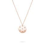 Die Tamaris Halskette - Little Twinkle besteht aus einem runden Anhänger mit sternförmigen Diamanten an einer zarten Goldkette - eine elegante Halskette von Tamaris, die jedes Outfit mit dezentem Funkeln bereichert.
