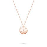 Die Tamaris Halskette - Little Twinkle besteht aus einem runden Anhänger mit sternförmigen Diamanten an einer zarten Goldkette - eine elegante Halskette von Tamaris, die jedes Outfit mit dezentem Funkeln bereichert.