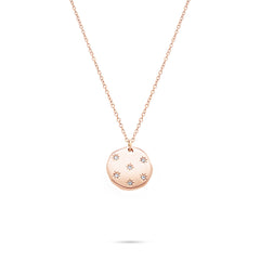 Die Tamaris Halskette - Little Twinkle besteht aus einem runden Anhänger mit sternförmigen Diamanten an einer zarten Goldkette - eine elegante Halskette von Tamaris, die jedes Outfit mit dezentem Funkeln bereichert.