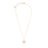 Die Tamaris Halskette - Little Twinkle ist eine roségoldene Halskette für Damen mit einem runden Anhänger, kleinen sternförmigen Akzenten und funkelnden Zirkonia auf weißem Hintergrund.