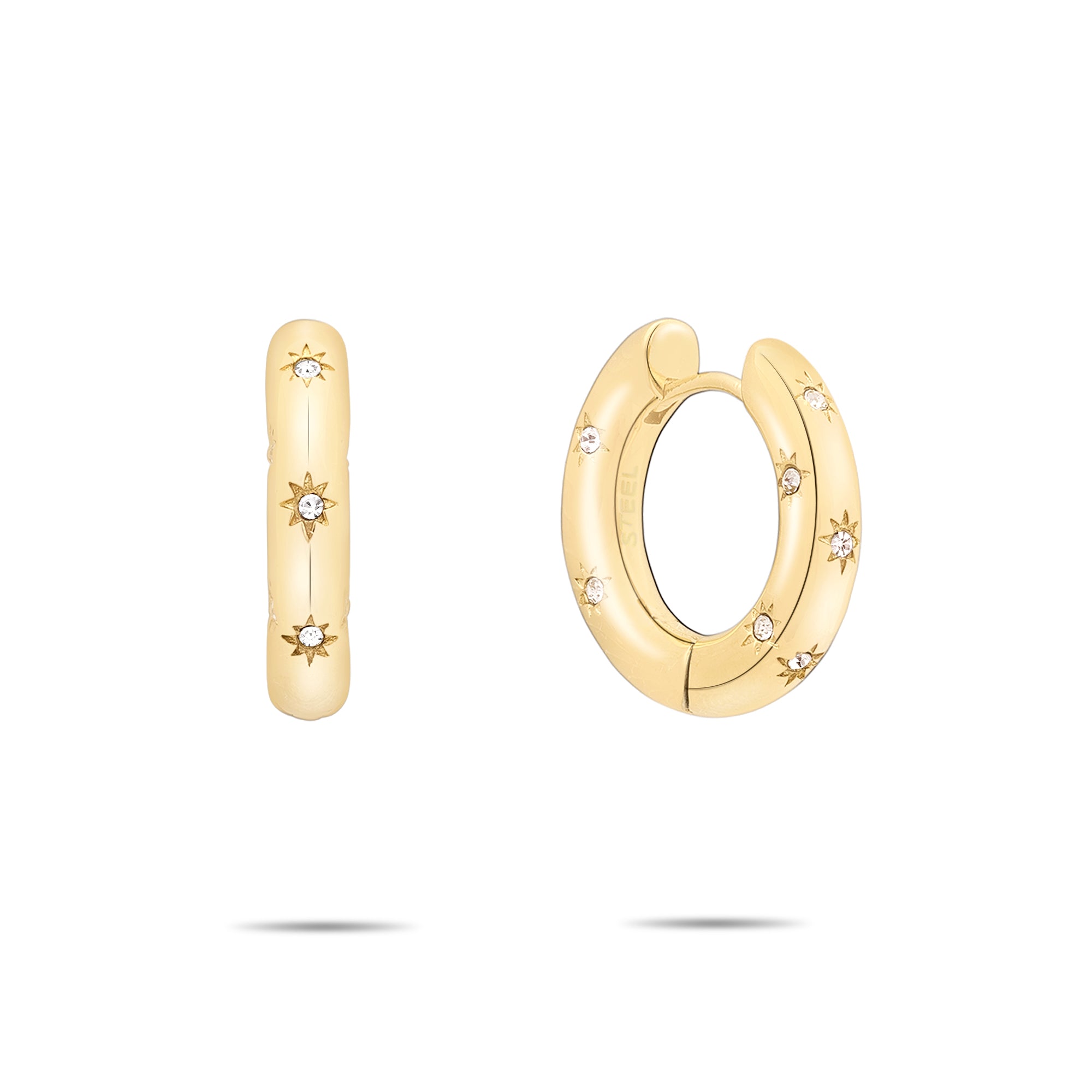 Elegante Ohrringe: Die Tamaris Creole - Little Twinkle von Tamaris mit kleinen funkelnden Zirkoniasteinen wird von vorne und seitlich auf weißem Hintergrund präsentiert.