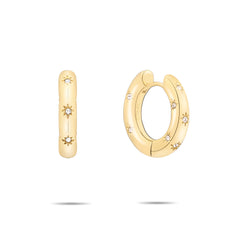 Elegante Ohrringe: Die Tamaris Creole - Little Twinkle von Tamaris mit kleinen funkelnden Zirkoniasteinen wird von vorne und seitlich auf weißem Hintergrund präsentiert.