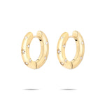 Die Tamaris Creole - Little Twinkle sind elegante goldene Creolen mit sternförmigen Gravuren und funkelnden Zirkoniasteinen, stilvoll präsentiert auf weißem Hintergrund.