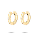 Die Tamaris Creole - Little Twinkle sind elegante goldene Creolen mit sternförmigen Gravuren und funkelnden Zirkoniasteinen, stilvoll präsentiert auf weißem Hintergrund.