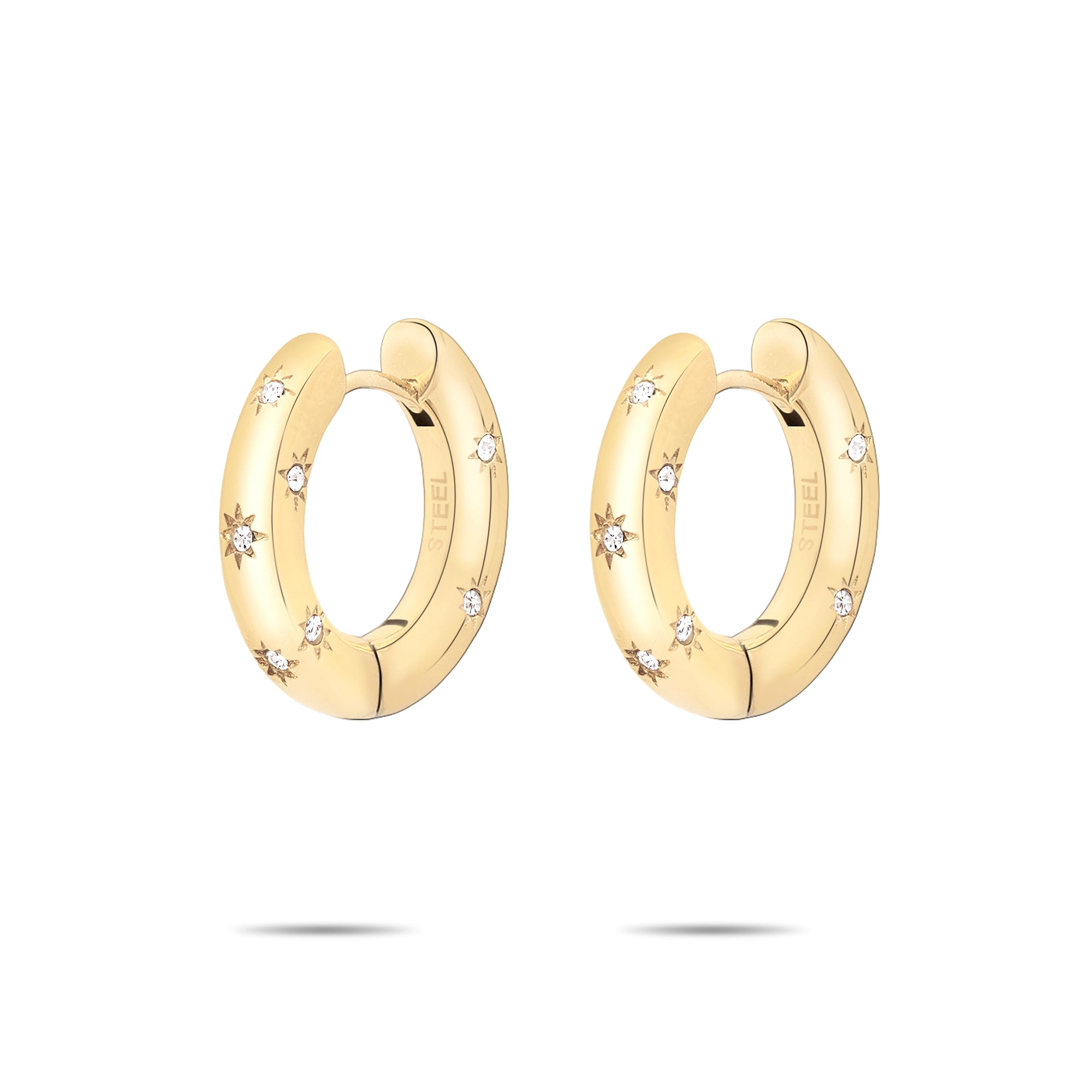 Die Tamaris Creole - Little Twinkle sind elegante goldene Creolen mit sternförmigen Gravuren und funkelnden Zirkoniasteinen, stilvoll präsentiert auf weißem Hintergrund.