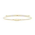 Das Tamaris Armband - Little Twinkle ist ein zartes Goldarmband mit einer eingravierten ovalen Platte und drei funkelnden, sternförmigen Zirkonia-Akzenten an einer feinen Kette.