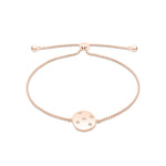Das Tamaris Armband "Little Twinkle" aus Roségold besitzt einen runden Disc-Charm mit Sternen und funkelnden Zirkonia, ergänzt durch eine verstellbare Kette.