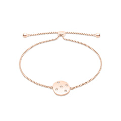 Das Tamaris Armband "Little Twinkle" aus Roségold besitzt einen runden Disc-Charm mit Sternen und funkelnden Zirkonia, ergänzt durch eine verstellbare Kette.