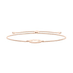 Das Tamaris Armband - Little Twinkle von Tamaris ist ein zartes Armband aus Roségold mit einer ovalen Platte, in die drei kleine Sterne eingraviert sind. Es zeichnet sich durch ein filigranes Design und eine verstellbare Kette aus.