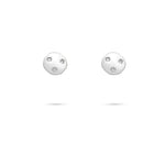 Der Tamaris Ohrstecker - Little Twinkle von Tamaris zeichnet sich durch runde, silberne Ohrstecker aus, in die jeweils drei sternförmige Motive eingraviert sind, die auf weißem Grund ein charmantes Stern-Design ergeben.