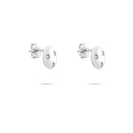 Die Tamaris Ohrstecker - Little Twinkle sind runde, silberne Ohrstecker mit drei kleinen Sterngravuren in einem eleganten Sternendesign auf weißem Hintergrund.