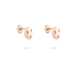 Die Tamaris Ohrstecker - Little Twinkle von Tamaris begeistern in Roségold mit drei kleinen Stern-Designs und funkelnden Zirkoniasteinen auf jedem Ohrring, isoliert auf Weiß.