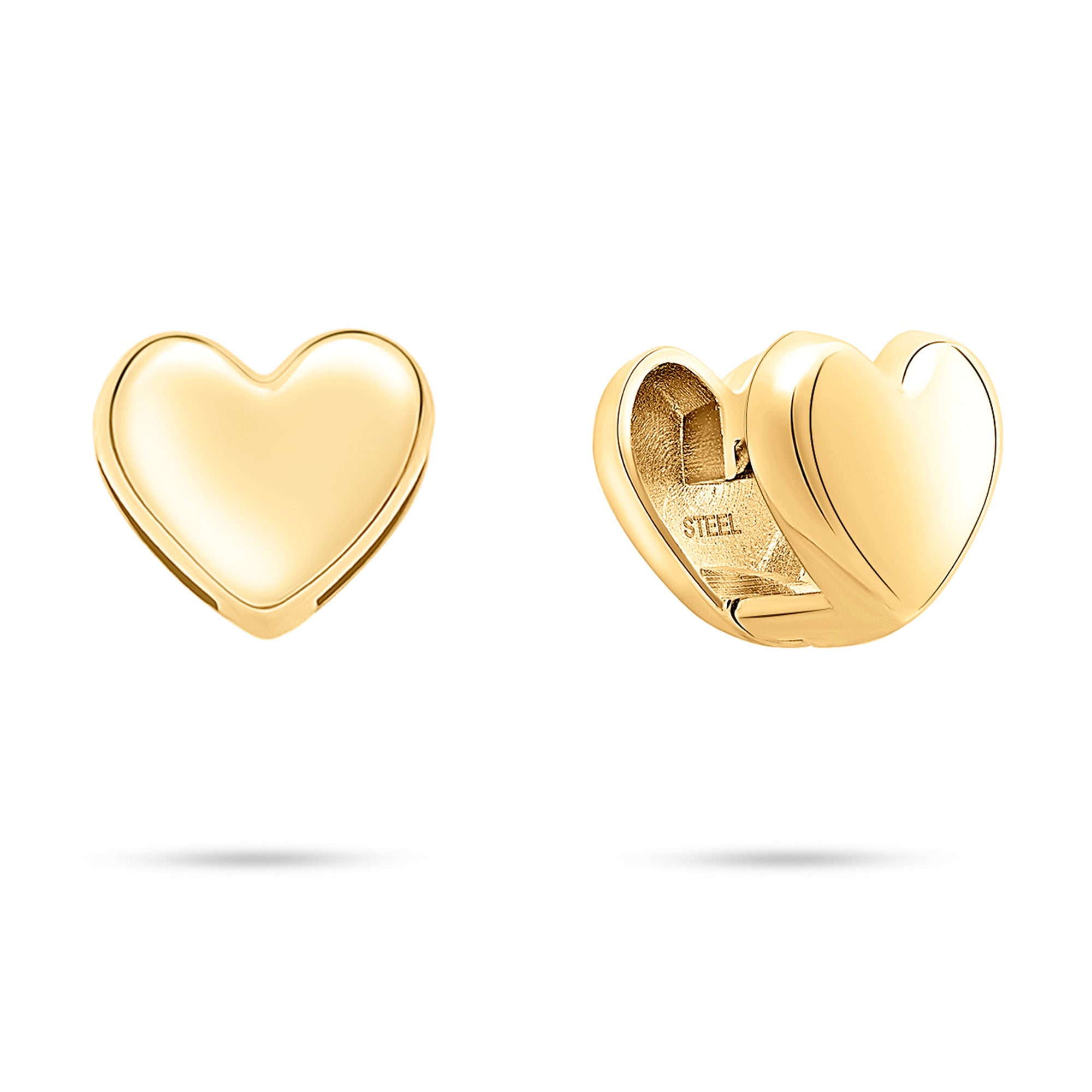 Die Tamaris Ohrstecker - Double Heart von Tamaris präsentieren sich als goldene Herz-Ohrringe im stilvollen Design, aus Front- und Seitenansicht auf weißem Hintergrund - der perfekte Statement-Schmuck für jeden Anlass.