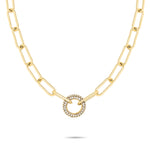 Die Tamaris Halskette - Glitter Donuts verfügt über eine goldene Kette mit großen Gliedern und einem zentralen, runden Zirkonia-Anhänger. Sie verbindet Eleganz und Stil - der perfekte Damen Schmuck von Tamaris für jeden Anlass.