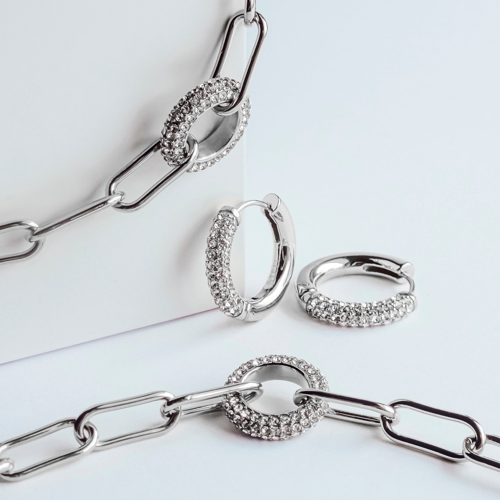 Elegantes Accessoire: Das Tamaris Armband "Glitter Donuts" von Tamaris setzt glänzende Akzente und verleiht jedem Look stilvollen Charme.