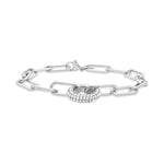 Das Tamaris Armband - Glitter Donuts ist ein elegantes Accessoire aus der Tamaris-Kollektion. Es besteht aus einer silberfarbenen Kette mit Verschluss und einem Zirkonia-Anhänger in Kristallpavé-Optik.