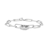 Das Tamaris Armband - Glitter Donuts ist ein elegantes Accessoire aus der Tamaris-Kollektion. Es besteht aus einer silberfarbenen Kette mit Verschluss und einem Zirkonia-Anhänger in Kristallpavé-Optik.