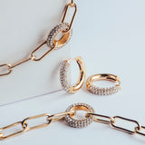 Das Tamaris Armband - Glitter Donuts von Tamaris glänzt auf hellem Grund - ideal für Fans von elegantem Schmuck und funkelnden Accessoires.