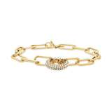 Das Tamaris Armband - Glitter Donuts ist mit seinen länglichen, goldenen Gliedern und dem kreisrunden, funkelnden, mit Zirkonia besetzten Mittelstück ein elegantes Schmuck-Highlight von Tamaris.