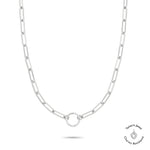 Tamaris Halskette - Charm Serie: Elegante silberne Damenkette mit rundem Verschluss von Tamaris, stilvoll präsentiert auf weißem Hintergrund.