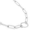 Die Tamaris Halskette - Charm Series ist eine silberne Damenkette mit großen ovalen Gliedern und einem runden Ringverschluss, die sich elegant auf weißem Hintergrund präsentiert.