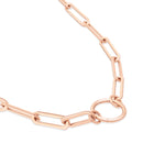 Die Tamaris Halskette - Charm Series ist eine roségoldene Gliederkette mit einem großen runden Glied, perfekt als elegantes Damen-Accessoire von Tamaris, abgebildet auf weißem Hintergrund.